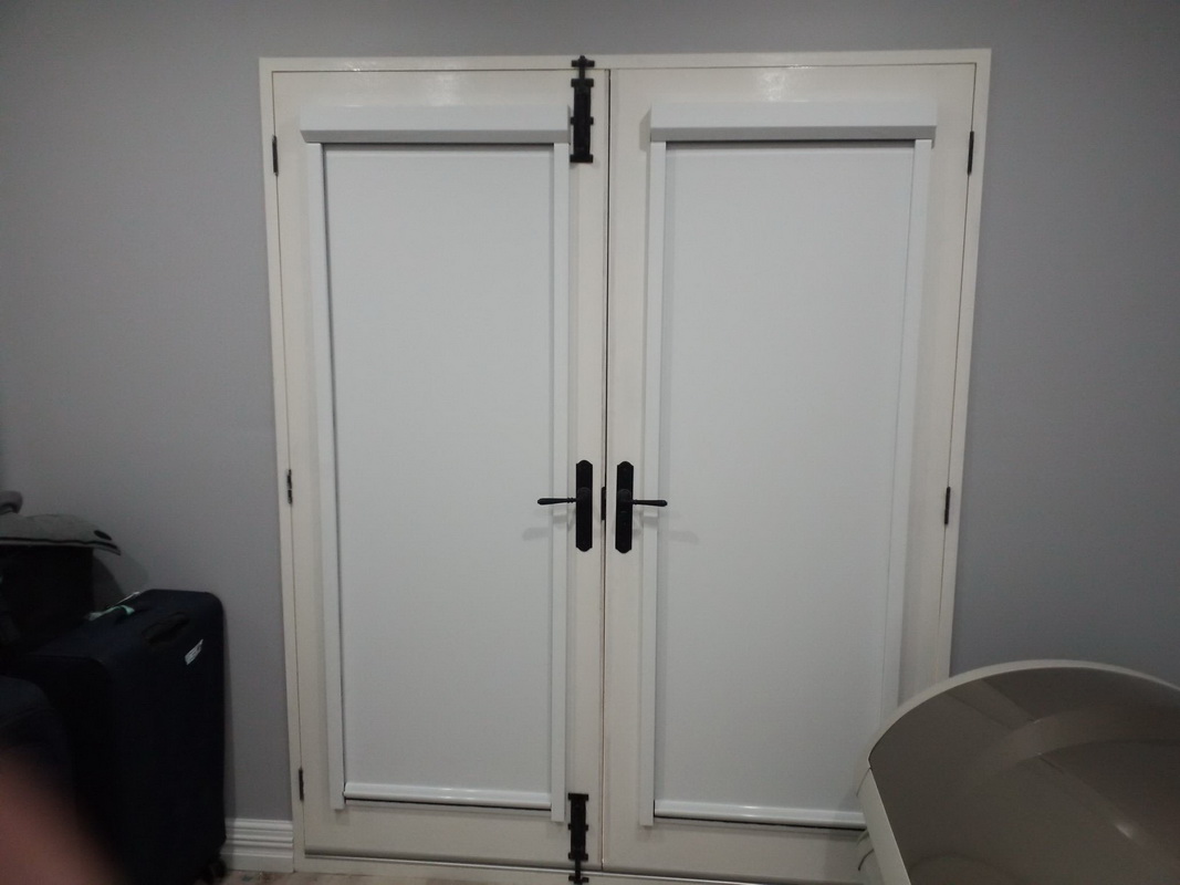 closed retractable blinds on doors